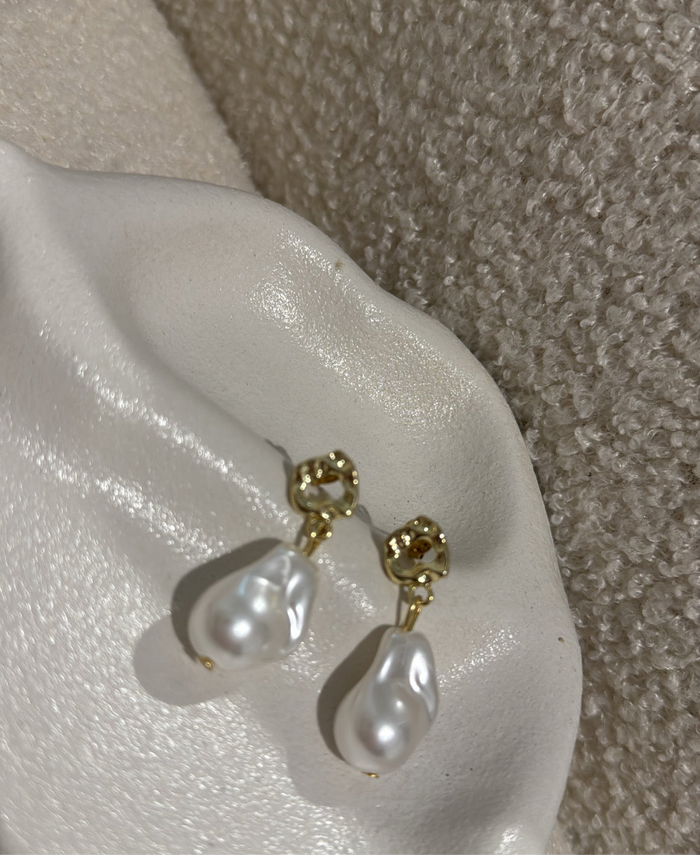 Fashionable Pearl Drop Earrings