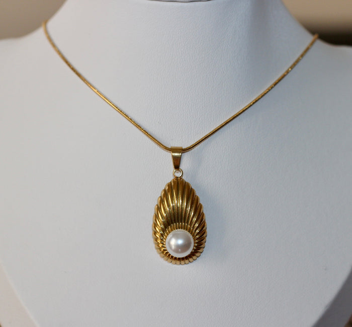 Pearl/Shell Pendant Necklace