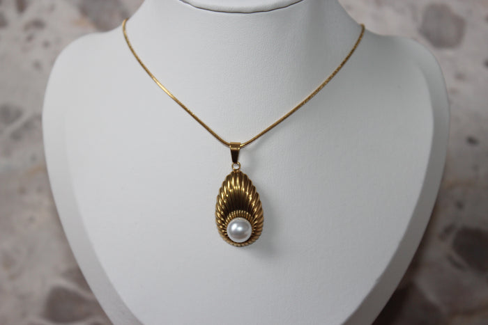Pearl/Shell Pendant Necklace